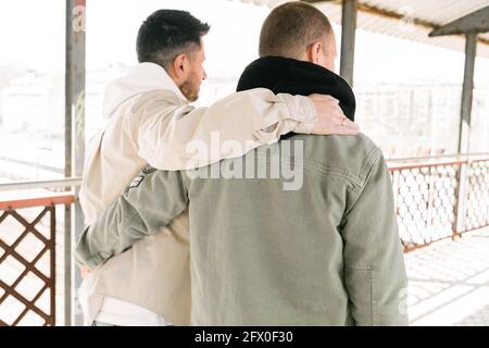 Dall'alto del tavolo da nozze decorato con blu e beige bouquet di tessuti e fiori in vasi alti e serviti con piatti in porcellana e bicchieri blu Foto Stock
