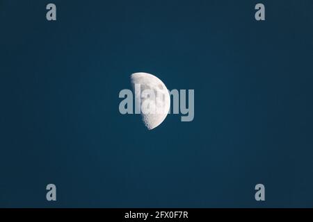 Terra satellite Waxing Gibbous luna con crateri illuminati su blu cielo di notte Foto Stock