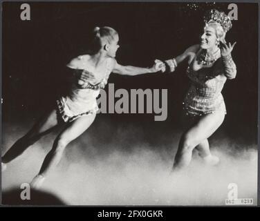 Sjoukje Dijkstra (a destra) come una bella fata nella fiaba di ghiaccio Cenerentola durante la prima di Holiday on Ice nella RAI di Amsterdam, 7 novembre 1967, artisti, pattinaggio di figura, Spettacoli, Paesi Bassi, foto agenzia stampa del XX secolo, notizie da ricordare, documentario, fotografia storica 1945-1990, storie visive, Storia umana del XX secolo, che cattura momenti nel tempo Foto Stock