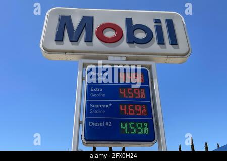 I prezzi della benzina si trovano in una stazione Mobil, domenica 23 maggio 2021, a Los Angeles. Foto Stock