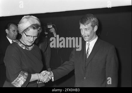 World Press Photo 1967 a l'Aia, vincitore Cor Rentmeester con medaglia per la sua foto, 16 dicembre 1967, FOTO, vincitori, Fotografia, medaglie, Paesi Bassi, foto agenzia stampa del XX secolo, notizie da ricordare, documentario, fotografia storica 1945-1990, storie visive, Storia umana del XX secolo, che cattura momenti nel tempo Foto Stock