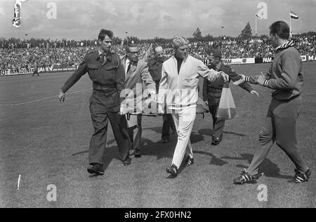 Xerxes DHC contro Feyenoord 1-3. Hans Kraay ha fatto scendere il campo sulla barella, 13 agosto 1967, barelle, sport, calcio, I Paesi Bassi, foto agenzia stampa del XX secolo, notizie da ricordare, documentario, fotografia storica 1945-1990, storie visive, Storia umana del XX secolo, che cattura momenti nel tempo Foto Stock