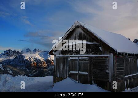 Langkofel Berghütte al Wintertraum. Haus mit Schnee im Dezember am Sella Pass mit Blick auf Geisler Spitzen in Südtirol in den Dolomiten in Italien Foto Stock