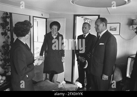 La principessa Beatrice e il principe Claus con Marechaussee. La principessa Beatrice e il principe Claus hanno fatto un viaggio in pattuglia sul Reno, 2 aprile 1968, MARECHAUSSEE, ospiti, I Paesi Bassi, foto agenzia stampa del XX secolo, notizie da ricordare, documentario, fotografia storica 1945-1990, storie visive, Storia umana del XX secolo, che cattura momenti nel tempo Foto Stock