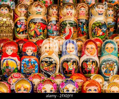 Fila di colorate bambole matryoshka tradizionali, Mosca, Russia Foto Stock