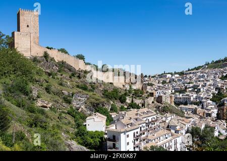 Il castello di la Yedra, antica enclave di origine difensiva situata nel comune spagnolo di Cazorla. Situato nella parte inferiore della Salvatierra h Foto Stock