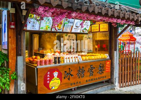 Vista della bancarella di cibo locale a Zhujiajiaozhen città d'acqua, Qingpu District, Shanghai, Cina, Asia Foto Stock