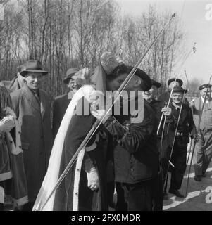 Giornata regionale della Zelanda a Keukenhof, compresa Jacoba van Beieren come arciere, 22 aprile 1954, giorni regionali, Paesi Bassi, foto agenzia stampa del xx secolo, notizie da ricordare, documentario, fotografia storica 1945-1990, storie visive, Storia umana del XX secolo, che cattura momenti nel tempo Foto Stock