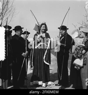 Giornata regionale della Zelanda a Keukenhof, compresa Jacoba van Beieren come arciere, 22 aprile 1954, giorni regionali, Paesi Bassi, foto agenzia stampa del xx secolo, notizie da ricordare, documentario, fotografia storica 1945-1990, storie visive, Storia umana del XX secolo, che cattura momenti nel tempo Foto Stock