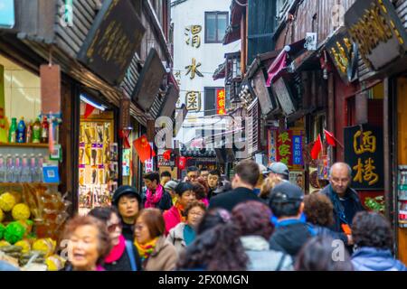 Vista della trafficata via dello shopping in Zhujiajiaozhen Water Town, Qingpu District, Shanghai, Cina, Asia Foto Stock