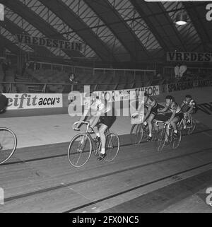 Sei giorni di bicicletta RAI Amsterdam, secondo giorno. LEFT Peter Post, 12 dicembre 1969, corse in bicicletta, Paesi Bassi, foto agenzia stampa del xx secolo, notizie da ricordare, documentario, fotografia storica 1945-1990, storie visive, Storia umana del XX secolo, che cattura momenti nel tempo Foto Stock