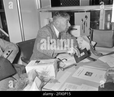 Sette milioni di fiorini di francobolli a Schiphol. Il Sig. Henry M. Goodkind, 3 agosto 1961, FRANCOBOLLI, Paesi Bassi, foto agenzia stampa del xx secolo, notizie da ricordare, documentario, fotografia storica 1945-1990, storie visive, Storia umana del XX secolo, che cattura momenti nel tempo Foto Stock