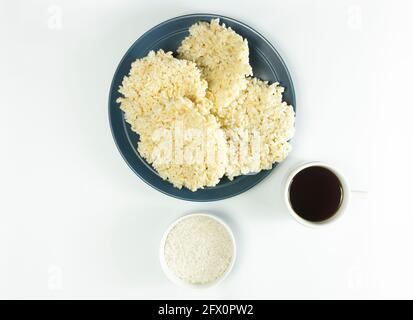 Rengginang o patatine a base di riso glutinoso tradizionale indonesiano servita su piatti in ceramica Foto Stock