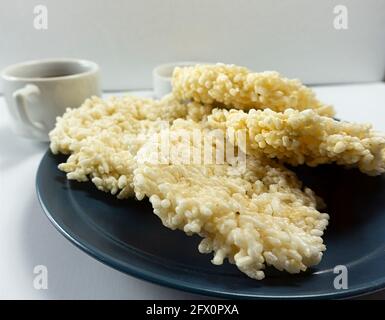 Rengginang o patatine di riso tradizionale glutinoso dall'Indonesia è visibile dalla parte anteriore Foto Stock