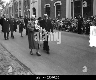 La regina Juliana cammina dopo l'apertura nel Nicolaaskerk alla mostra nel Museo Centraal; accanto a suo monsignor Lagerwey, vescovo cattolico di Deventer, 11 maggio 1956, vescovi, regine, Mostre, Paesi Bassi, foto agenzia stampa del XX secolo, notizie da ricordare, documentario, fotografia storica 1945-1990, storie visive, Storia umana del XX secolo, che cattura momenti nel tempo Foto Stock