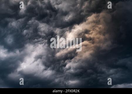 Pioggia buia pioggia cielo nuvoloso durante la stagione delle piogge monsoniche. Foto Stock