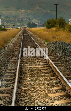 Vista della linea ferroviaria vicino a Kamloops, British Columbia, Canada, Nord America Foto Stock