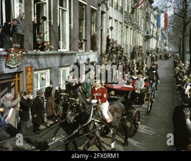 Anniversario di matrimonio d'argento della regina Giuliana e del principe Bernhard. Tour in carrozza della regina Giuliana e della regina Elisabetta attraverso Amsterdam, 1962, carrozze, regine, tour, I Paesi Bassi, foto agenzia stampa del XX secolo, notizie da ricordare, documentario, fotografia storica 1945-1990, storie visive, Storia umana del XX secolo, che cattura momenti nel tempo Foto Stock