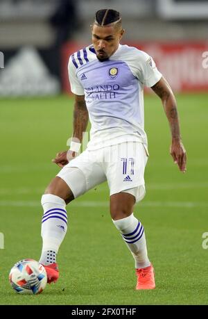 Washington, DC, Stati Uniti. 16 maggio 2021. 20210516 - Orlando City SC centrocampista JUNIOR URSA (11) passa contro D.C. United nella prima metà all'Audi Field di Washington. Credit: Chuck Myers/ZUMA Wire/Alamy Live News Foto Stock