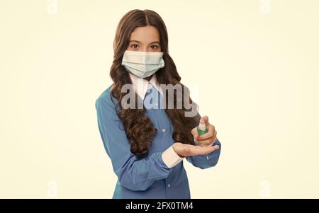 medico epidemiologo ragazza in maschera respiratore utilizzando misure di igiene preventiva contro l'epidemia di coronavirus pandemico come gel antibatterico disinfettante Foto Stock