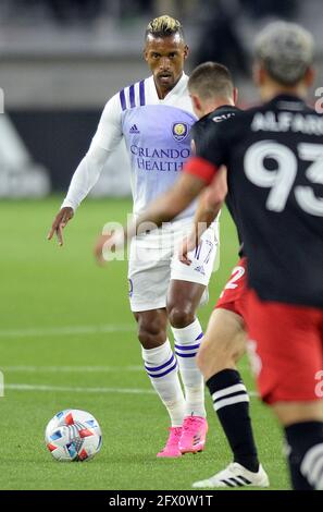 Washington, DC, Stati Uniti. 16 maggio 2021. 20210516 - Orlando City SC centrocampista NANI (17) guarda a passare contro la difesa D.C. United nella prima metà a Audi Field a Washington. Credit: Chuck Myers/ZUMA Wire/Alamy Live News Foto Stock