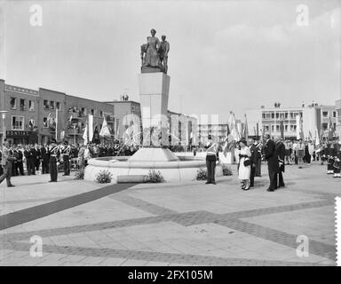 La regina Juliana svela la statua della principessa Wilhelmina a Geleen, sua Maestà ispeziona il monumento, 14 giugno 1958, statue, regine, Unveilings, Paesi Bassi, foto agenzia stampa del XX secolo, notizie da ricordare, documentario, fotografia storica 1945-1990, storie visive, Storia umana del XX secolo, che cattura momenti nel tempo Foto Stock