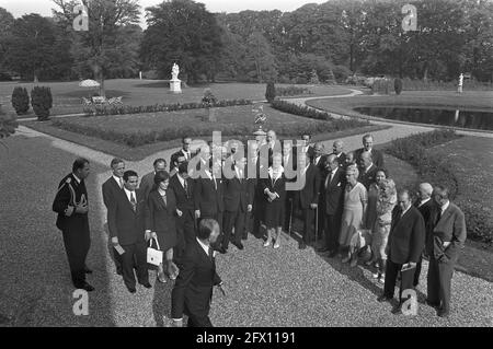 La regina Juliana riceve i membri dell'Assemblea consultiva del Consiglio d'Europa a Huis ten Bosch all'Aia, tra cui il politico PvdA Piet Dankert (fila posteriore, sesta da sinistra), 26 giugno 1972, unificazione europea, regine, palazzi, politici, incontri, Paesi Bassi, foto agenzia stampa del xx secolo, notizie da ricordare, documentario, fotografia storica 1945-1990, storie visive, Storia umana del XX secolo, che cattura momenti nel tempo Foto Stock