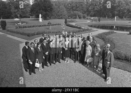 La regina Juliana riceve i membri dell'Assemblea consultiva del Consiglio d'Europa a Huis ten Bosch all'Aia, tra cui il politico PvdA Piet Dankert (fila posteriore, sesta da sinistra), 26 giugno 1972, unificazione europea, regine, palazzi, politici, incontri, Paesi Bassi, foto agenzia stampa del xx secolo, notizie da ricordare, documentario, fotografia storica 1945-1990, storie visive, Storia umana del XX secolo, che cattura momenti nel tempo Foto Stock