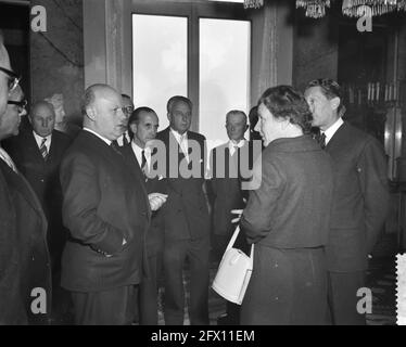 La regina Juliana riceve una delegazione del congresso della Conferenza Internazionale du Lin et du Chanvre, 6 novembre 1959, conferenze, congressi, Delegazioni, Regina, ricevimenti, Paesi Bassi, foto agenzia stampa del XX secolo, notizie da ricordare, documentario, fotografia storica 1945-1990, storie visive, Storia umana del XX secolo, che cattura momenti nel tempo Foto Stock