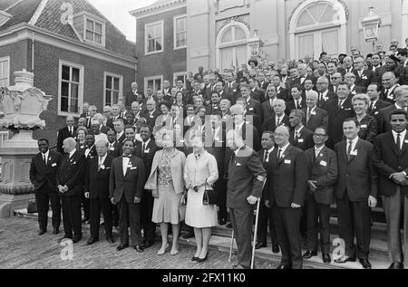 La regina Juliana riceve una delegazione della Croce Rossa a Palace Huis ten Bosch, 6 settembre 1967, delegazioni, regine, I Paesi Bassi, foto agenzia stampa del XX secolo, notizie da ricordare, documentario, fotografia storica 1945-1990, storie visive, Storia umana del XX secolo, che cattura momenti nel tempo Foto Stock