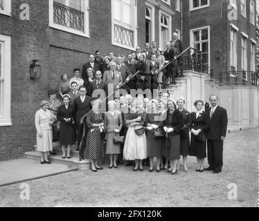 La regina Juliana riceve i membri del Congresso Unicef con la principessa Beatrix, 7 maggio 1958, organizzazioni internazionali, regine, casa reale, principesse, Paesi Bassi, foto agenzia stampa del XX secolo, notizie da ricordare, documentario, fotografia storica 1945-1990, storie visive, Storia umana del XX secolo, che cattura momenti nel tempo Foto Stock