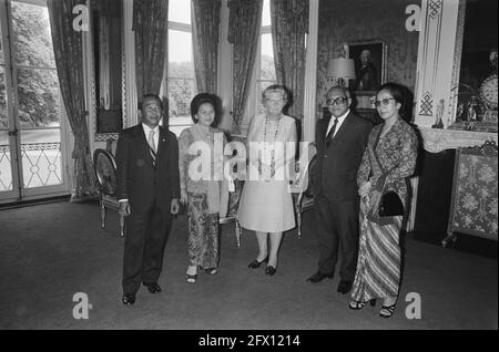 La regina Juliana riceve a Huis ten Bosch il ministro degli Affari sociali dell'Indonesia; da sinistra a destra: Il ministro H.M.S. Mintaredja (SZ), sua moglie, la regina Juliana, ambasciatore Sutopo Yuwono Projohanoko, 24 giugno 1974, ambasciatori, regine, ministri, Ricevimenti, Paesi Bassi, foto agenzia stampa del XX secolo, notizie da ricordare, documentario, fotografia storica 1945-1990, storie visive, Storia umana del XX secolo, che cattura momenti nel tempo Foto Stock