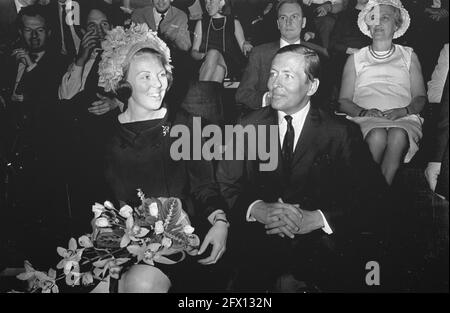 La principessa Beatrice e il principe Claus a Dronten al congresso M 68 . La principessa Beatrice e il principe Claus al congresso, 30 marzo 1968, congressi, Paesi Bassi, foto agenzia stampa del xx secolo, notizie da ricordare, documentario, fotografia storica 1945-1990, storie visive, Storia umana del XX secolo, che cattura momenti nel tempo Foto Stock