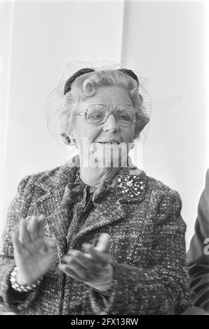 La regina Juliana apre un nuovo edificio della scuola navale superiore ad Amsterdam; la regina Juliana parla in walkie-talkie, 6 aprile 1978, edifici, regine, Aperture, scuole, Paesi Bassi, foto agenzia stampa del XX secolo, notizie da ricordare, documentario, fotografia storica 1945-1990, storie visive, Storia umana del XX secolo, che cattura momenti nel tempo Foto Stock