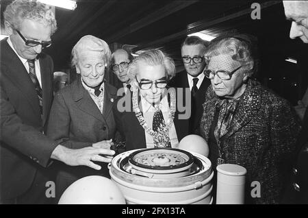 La regina Juliana apre un nuovo edificio superiore Scuola marittima ad Amsterdam; la regina Juliana e altri intorno bussola, 6 aprile 1978, edifici, regine, Aperture, scuole, Paesi Bassi, foto agenzia stampa del XX secolo, notizie da ricordare, documentario, fotografia storica 1945-1990, storie visive, Storia umana del XX secolo, che cattura momenti nel tempo Foto Stock