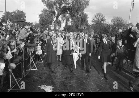 La regina Juliana apre nuovo edificio Scouting Paesi Bassi a Amersfoort, la regina Juliana cammina per costruire, accanto al suo sindaco M. Troostwijk, 20 ottobre 1973, SCOUTING, edifici, queens, aperture, Paesi Bassi, foto agenzia stampa del XX secolo, notizie da ricordare, documentario, fotografia storica 1945-1990, storie visive, Storia umana del XX secolo, che cattura momenti nel tempo Foto Stock