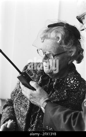 La regina Juliana apre un nuovo edificio della scuola navale superiore ad Amsterdam; la regina Juliana parla in walkie-talkie (teste), 6 aprile 1978, edifici, regine, Aperture, scuole, Paesi Bassi, foto agenzia stampa del XX secolo, notizie da ricordare, documentario, fotografia storica 1945-1990, storie visive, Storia umana del XX secolo, che cattura momenti nel tempo Foto Stock