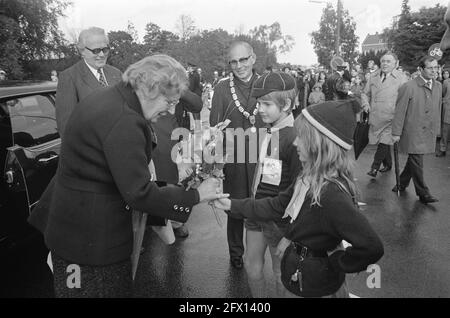 La regina Juliana apre un nuovo edificio Scouting Paesi Bassi a Amersfoort, la regina Juliana riceve fiori da scout, 20 ottobre 1973, FIORI, SCOUTING, Edifici, regine, Paesi Bassi, foto agenzia stampa del XX secolo, notizie da ricordare, documentario, fotografia storica 1945-1990, storie visive, Storia umana del XX secolo, che cattura momenti nel tempo Foto Stock