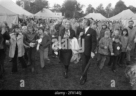 La regina Juliana apre un nuovo edificio Scouting Nederland a Amersfoort, la regina Juliana e giovani, 20 ottobre 1973, SCOUTING, edifici, queens, aperture, Paesi Bassi, foto agenzia stampa del XX secolo, notizie da ricordare, documentario, fotografia storica 1945-1990, storie visive, Storia umana del XX secolo, che cattura momenti nel tempo Foto Stock