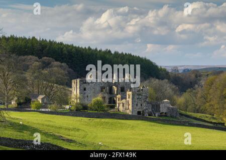 Torre di Barden (rovina storica antica di caccia in bella campagna) - scenico Bolton Abbey Estate rurale, Yorkshire Dales, Inghilterra, Regno Unito. Foto Stock