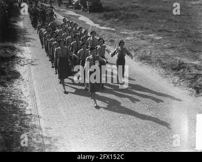 La regina Juliana marcia a piedi a Kijkduin. VHK-Den Haag, 27 settembre 1948, soldati, escursionisti, Walking, Paesi Bassi, foto agenzia stampa del XX secolo, notizie da ricordare, documentario, fotografia storica 1945-1990, storie visive, Storia umana del XX secolo, che cattura momenti nel tempo Foto Stock