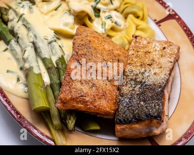 salmone fresco selvaggio con asparagi verdi Foto Stock