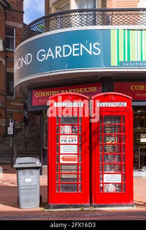 Bournemouth, Dorset, Regno Unito. 25 Maggio 2021. Due iconiche scatole telefoniche rosse nel Bournemouth Town Center sono in vendita e sono in vendita all'asta domani, 26 maggio, con un prezzo di partenza di £19,000. Note come "K6" scatole telefoniche rosse o chioschi "Jubilee", sono state progettate da Sir Giles Gilbert Scott e introdotte per commemorare il Giubileo d'Argento dell'incoronazione di Re Giorgio V nel 1935. Sono costruite con sezioni di ghisa, imbullonate insieme, in piedi su una base di cemento e sono 8'3' di altezza e tre piedi quadrati. Credit: Carolyn Jenkins/Alamy Live News Foto Stock