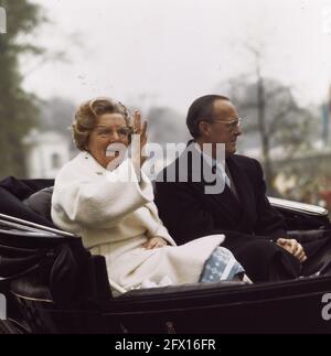 Queen's Day 1974, defile Soestdijk; Principessa Beatrix e Princes in caleche aperta (anche Regina Juliana e Principe Bernhard ), 30 aprile 1975, defile, Paesi Bassi, foto agenzia stampa del xx secolo, notizie da ricordare, documentario, fotografia storica 1945-1990, storie visive, Storia umana del XX secolo, che cattura momenti nel tempo Foto Stock