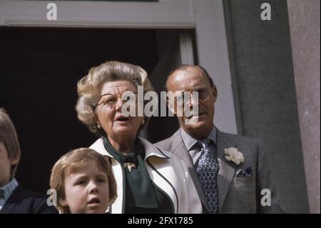 Queen's Day, defile Soestdijk 1975; Children, Princess Beatrix, Prince Claus (teste), Regina Juliana e Principe Bernhard, teste, 30 aprile 1975, defile, KINGINNEDAG, Paesi Bassi, foto agenzia stampa del XX secolo, notizie da ricordare, documentario, fotografia storica 1945-1990, storie visive, Storia umana del XX secolo, che cattura momenti nel tempo Foto Stock