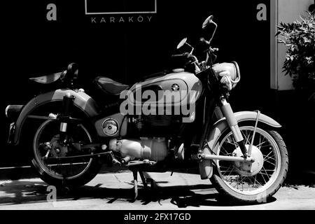 Istanbul, Turchia - 19 maggio 2021 : una moto BMW d'epoca degli anni '50 in una strada di Karakoy Istanbul che rimane sotto la luce del sole. Foto Stock