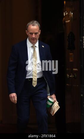 Londra, Inghilterra, Regno Unito. 25 Maggio 2021. Il Segretario degli Esteri britannico e il primo Segretario di Stato DOMINIC RAAB si trova a Downing Street. Credit: Tayfun Salci/ZUMA Wire/Alamy Live News Foto Stock