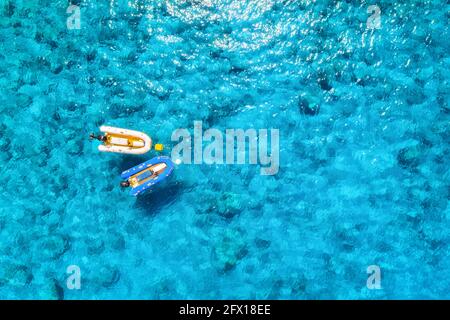 Vista aerea della barca in acqua blu limpida a. giorno di sole Foto Stock