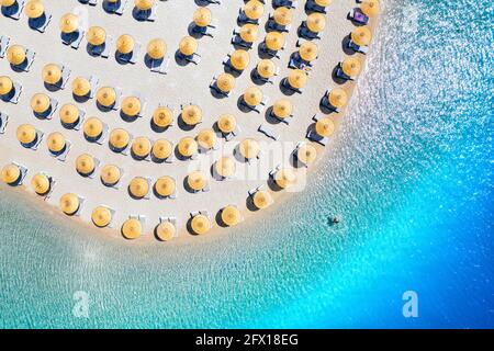 Vista aerea del mare, spiaggia di sabbia vuota con lettini e ombrelloni Foto Stock