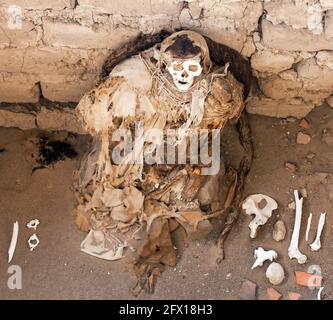 Scavi storici di preinca Nazca o Nasca civiltà cimitero di Chauchilla nella zona di Nazca in Perù Foto Stock